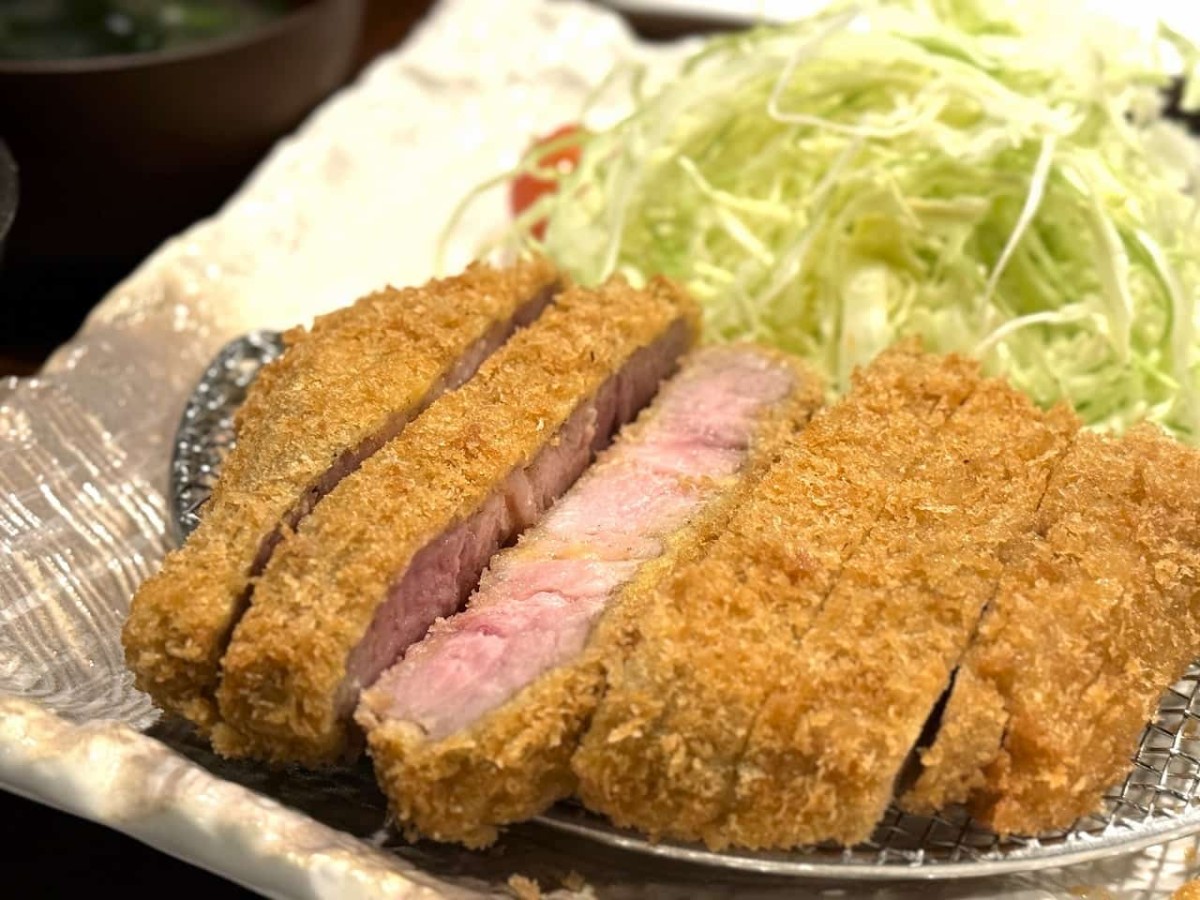 島根県松江市にあるとんかつ専門店『金の豚』で販売している「肩ロース定食」のとんかつアップ