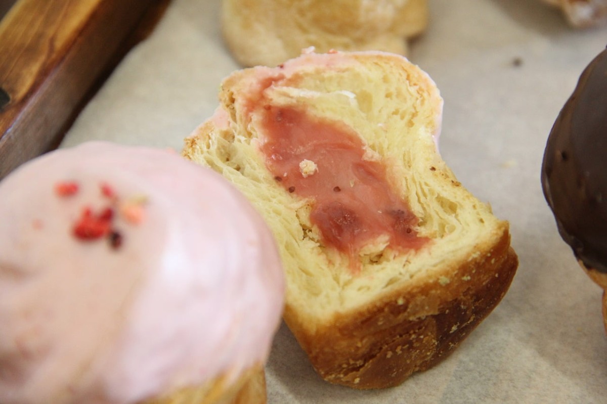 島根県松江市『カラコロ工房』のフードホール内にある『100日だけの北海道クロフィン発酵ミルクバター本舗 by Tony Bake』で販売しているクロフィンの断面