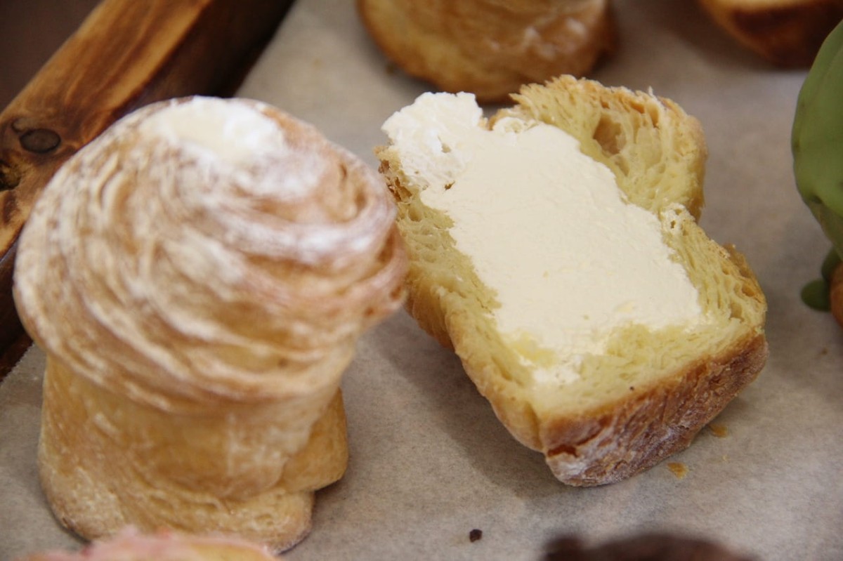 島根県松江市『カラコロ工房』のフードホール内にある『100日だけの北海道クロフィン発酵ミルクバター本舗 by Tony Bake』で販売しているクロフィンの断面