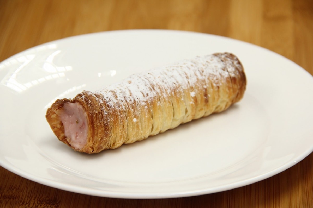 鳥取県米子市にあるパン屋『Bakery&amp;Cafe RUDY』で販売している春限定のパン「桜いちごコルネ」