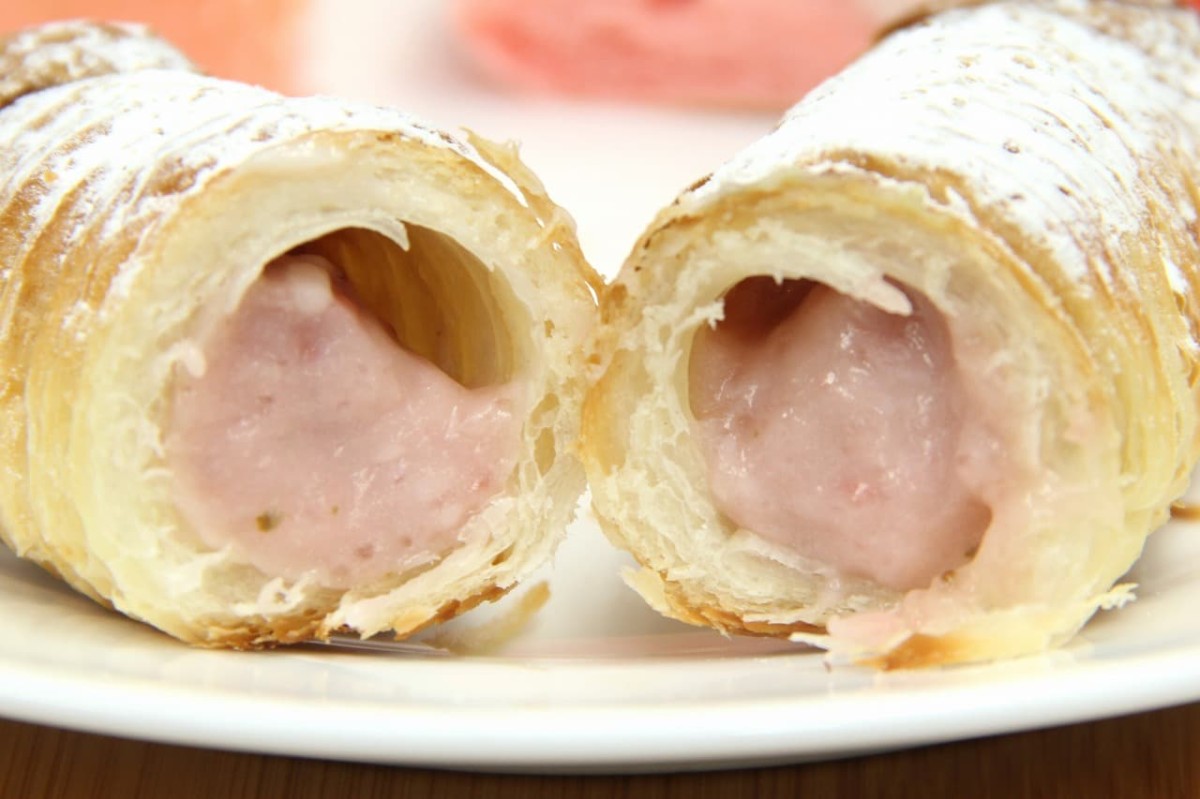 鳥取県米子市にあるパン屋『Bakery&amp;Cafe RUDY』で販売している春限定のパン「桜いちごコルネ」の断面