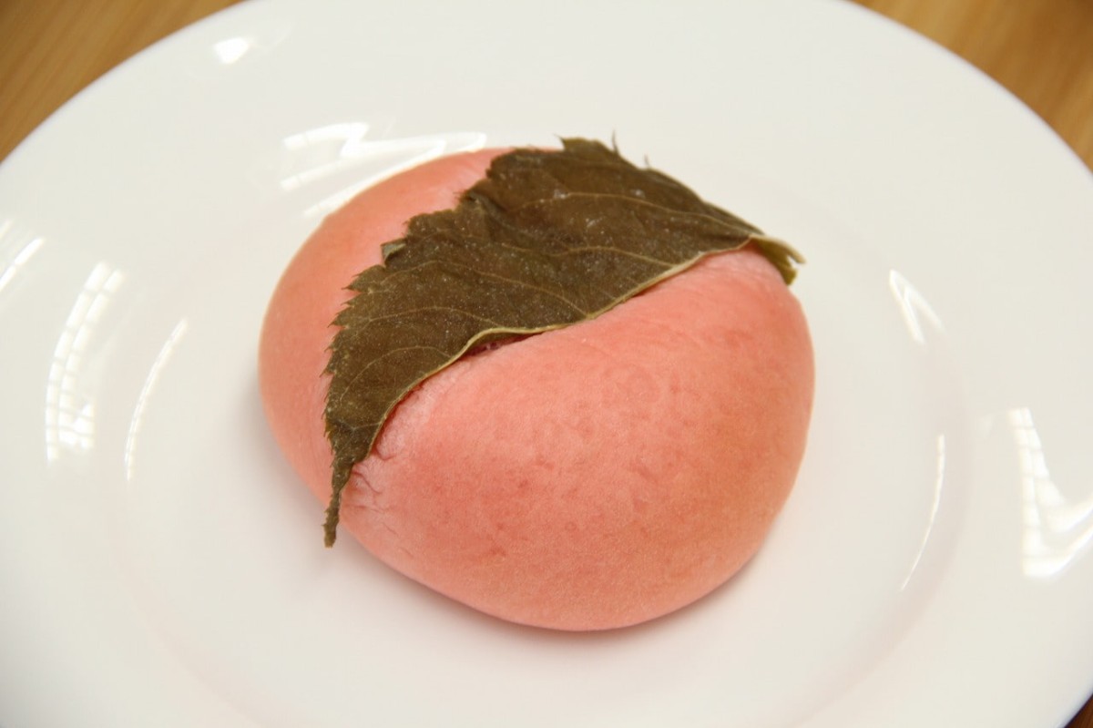鳥取県米子市にあるパン屋『Bakery&amp;Cafe RUDY』で販売している春限定のパン「桜もち」