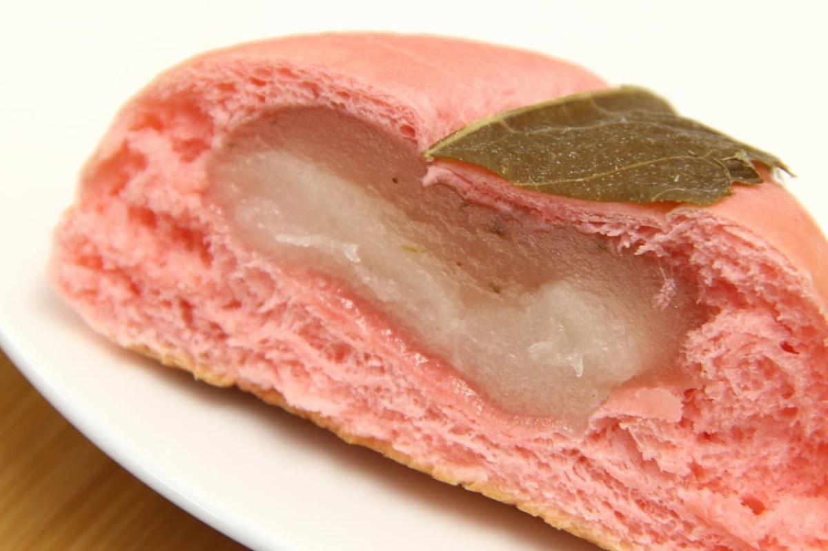 鳥取県米子市にあるパン屋『Bakery&amp;Cafe RUDY』で販売している春限定のパン「桜もち」の断面