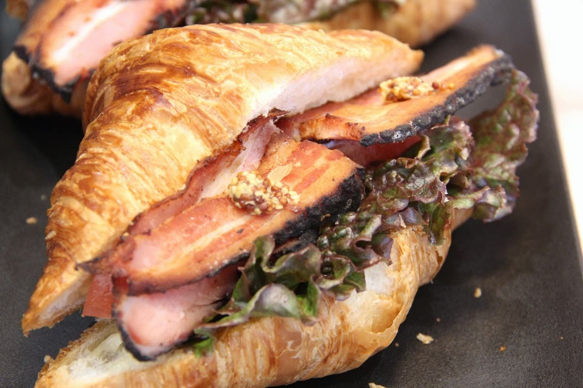 島根県出雲市の複合施設『ENnoZA』内にあるクロワッサン専門店『OLD NINE CROISSANT』で販売しているクロワッサンサンド