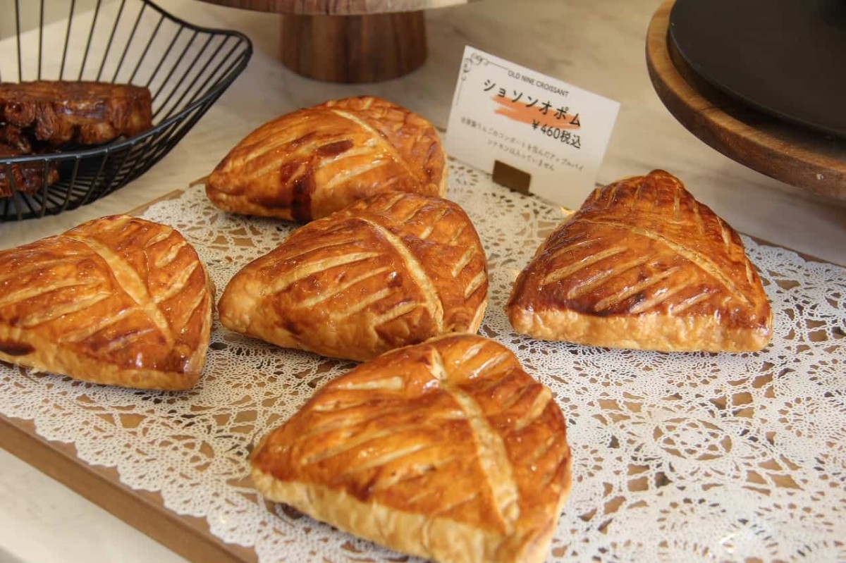 島根県出雲市の複合施設『ENnoZA』内にあるクロワッサン専門店『OLD NINE CROISSANT』で販売しているアップルパイ「ショソンオポム」