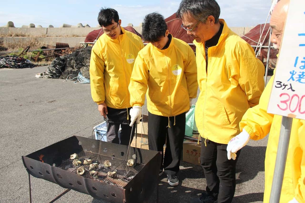 島根県隠岐郡で開催された『すいせん祭り』で販売するサザエを焼くしまっちサポーター