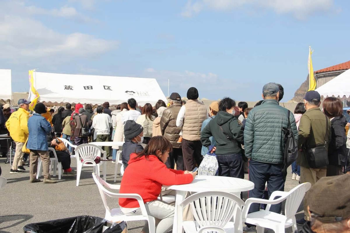 島根県隠岐郡で開催された『すいせん祭り』で八朔のコーナーに並ぶ人々