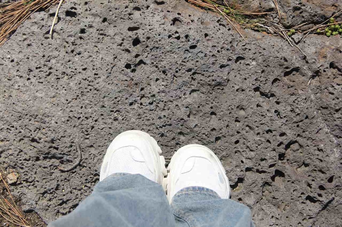 島根県松江市八束町にある『波入親水公園』のベンチ下の地面の岩