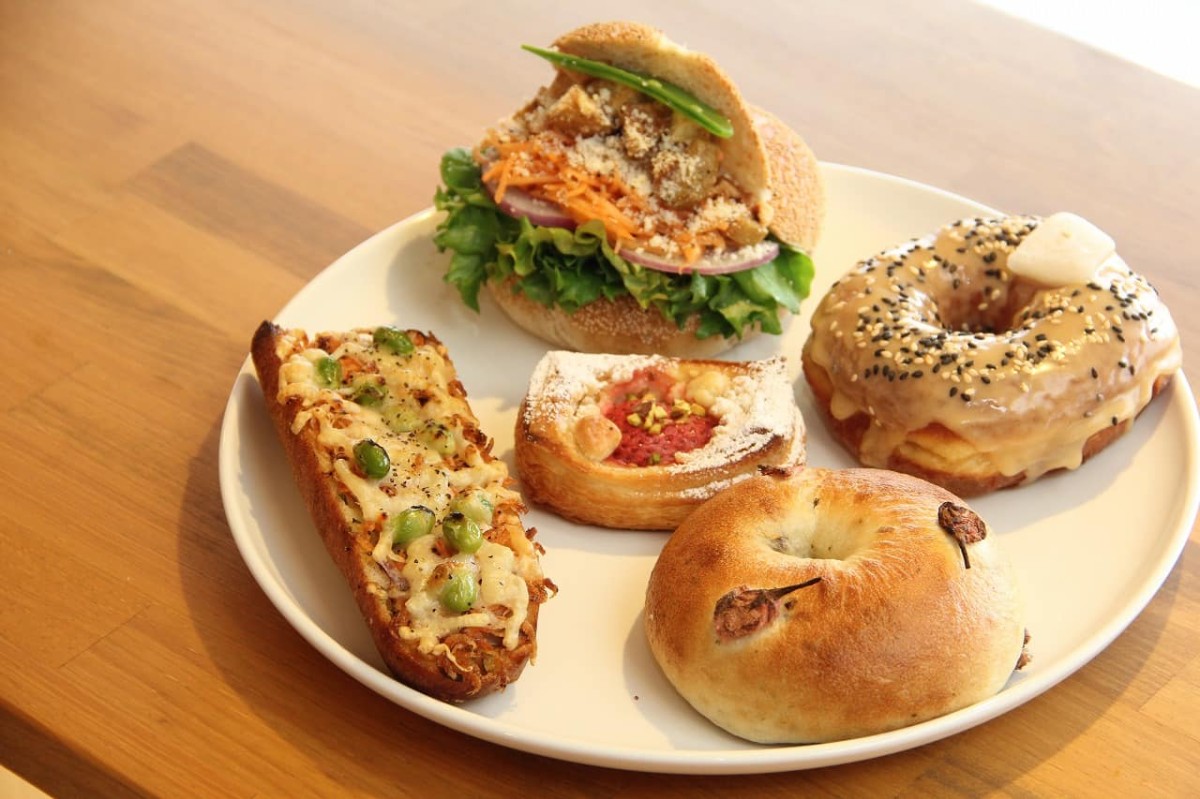 鳥取県米子市にあるベーカリー『ひがしやまマーケット』で販売している春のイチオシパン５つ