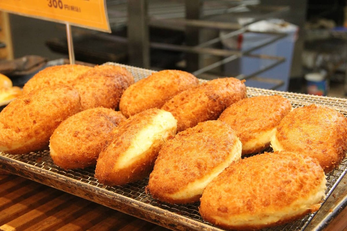 山陰にある定番ベーカリー『森のくまさん』で販売している人気商品「自家製カレーパン」