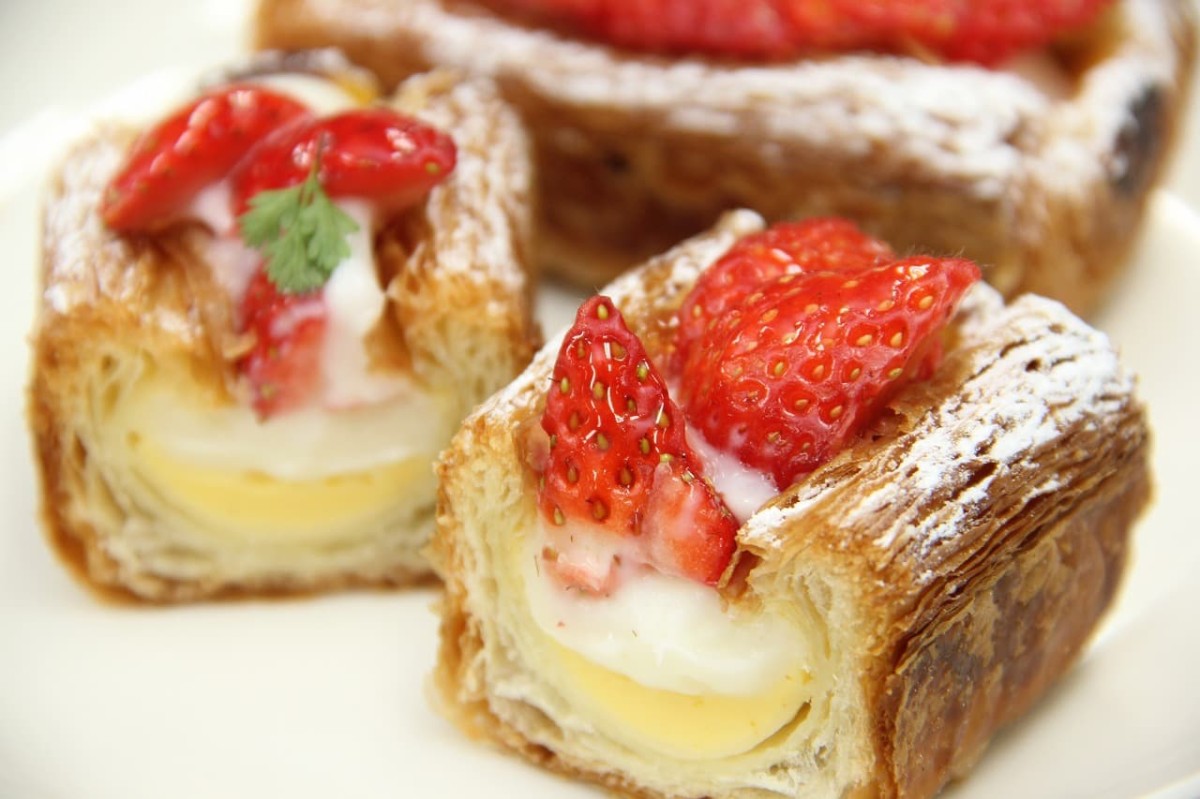 山陰にある定番ベーカリー『森のくまさん』で販売している春のオススメ「苺ミルクデニッシュ」の断面