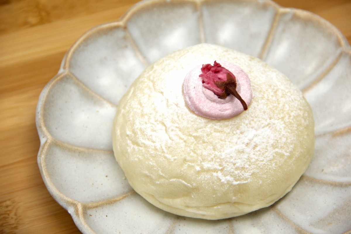 島根県松江市にあるベーカリー『PANTOGRAPH（パンタグラフ）』で販売している春限定「桜生クリームパン」