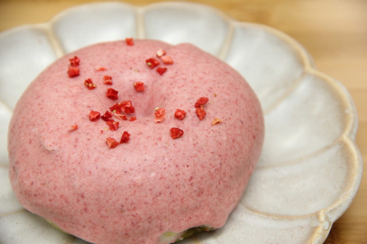 島根県松江市にあるベーカリー『PANTOGRAPH（パンタグラフ）』で販売している春限定「苺チョコピスタチオベーグル」