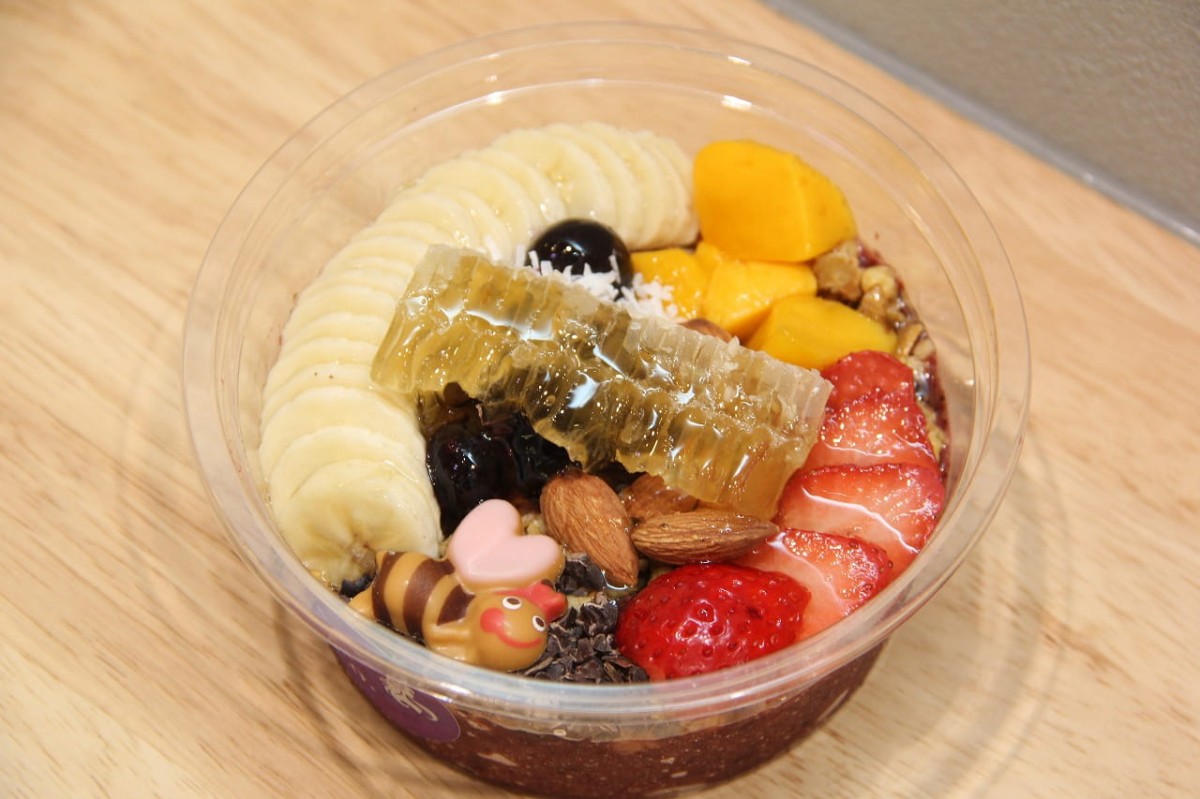 鳥取県米子市『イオン米子駅前店』の「77 Sweets shop」内のアサイーボウル専門店『Acai &amp; Co.』が提供する「スペシャルハニーのアサイーボウル」