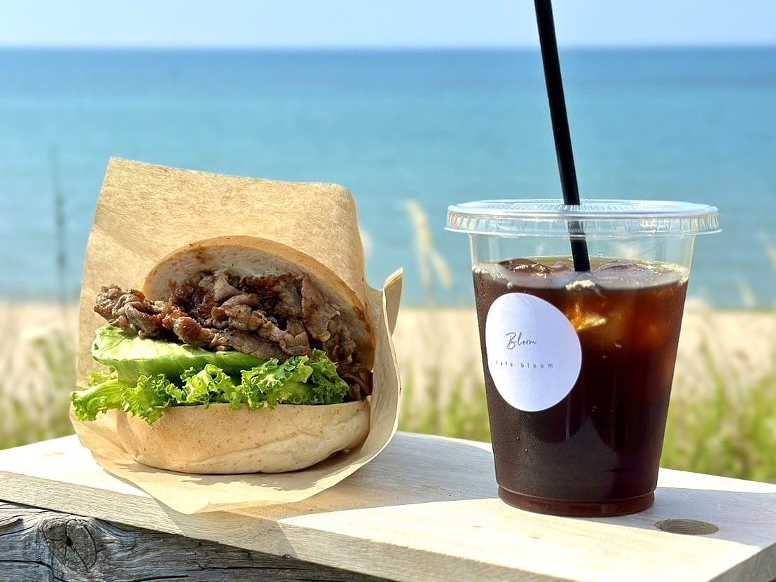 鳥取県岩美郡岩美町にあるトレーラーカフェ『cafe bloom（カフェブルーム）』で販売している「鳥取県産牛肉ベーグルサンドとコーヒー