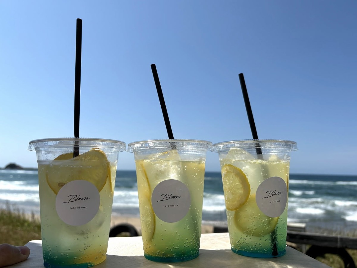 鳥取県岩美郡岩美町にあるトレーラーカフェ『cafe bloom（カフェブルーム）』で販売している「ブルーレモンソーダ」