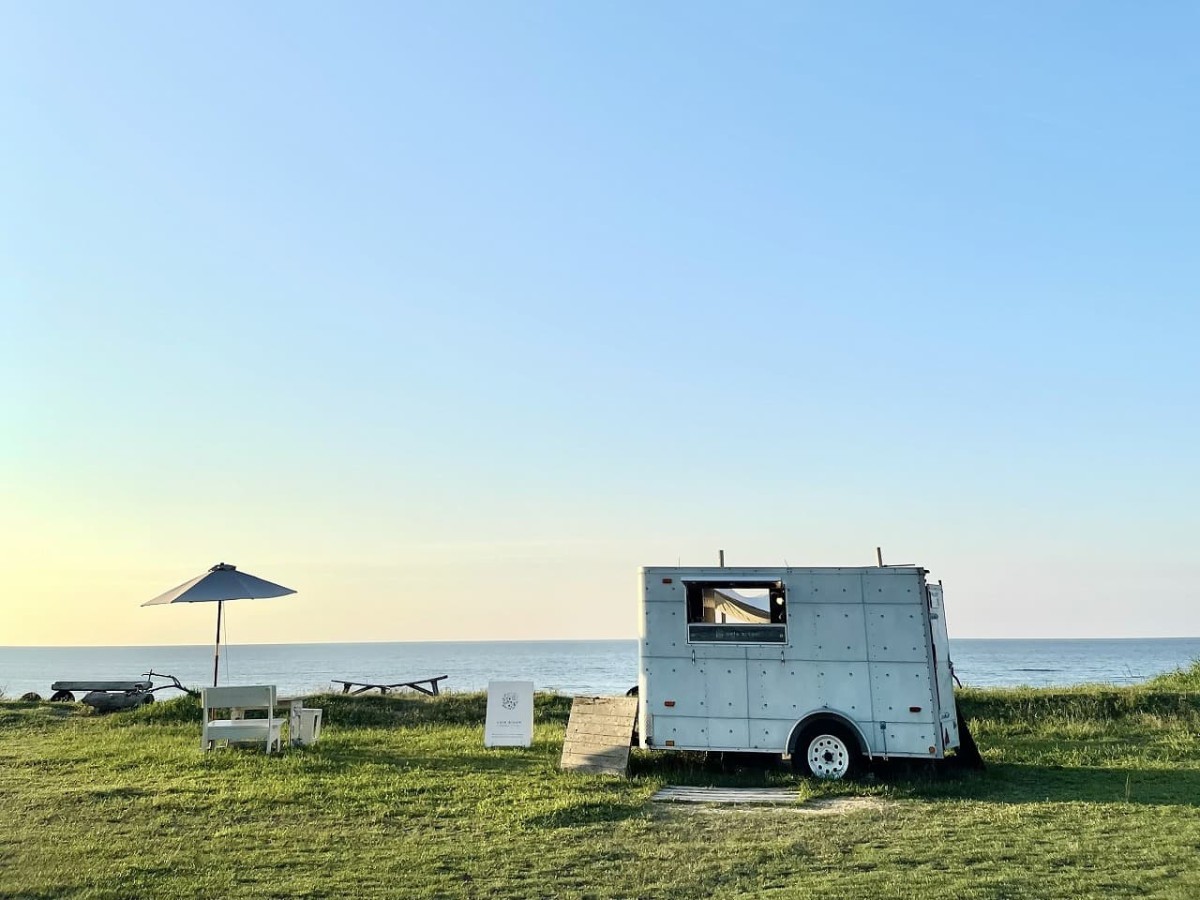 鳥取県岩美郡岩美町にあるトレーラーカフェ『cafe bloom（カフェブルーム）』の様子