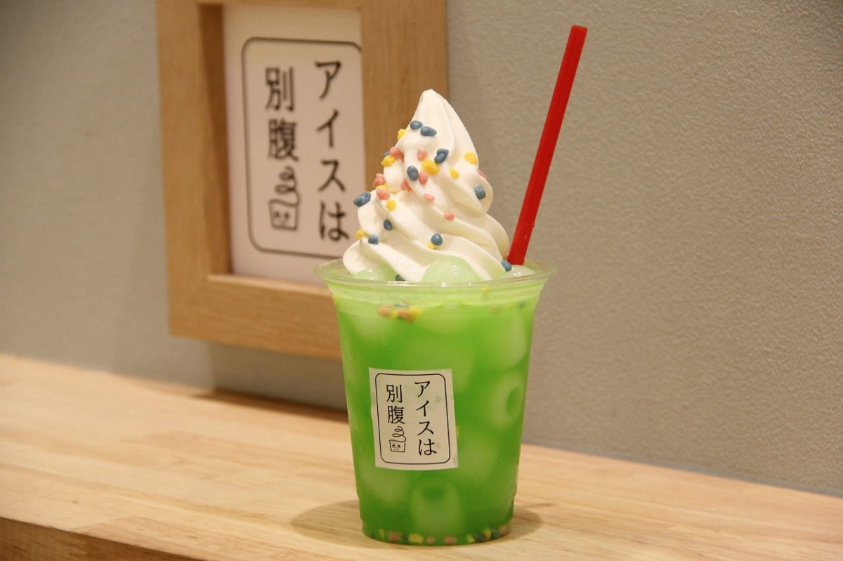 鳥取県米子市の夜パフェ専門店『アイスは別腹』で販売している「別腹クリームソーダ」
