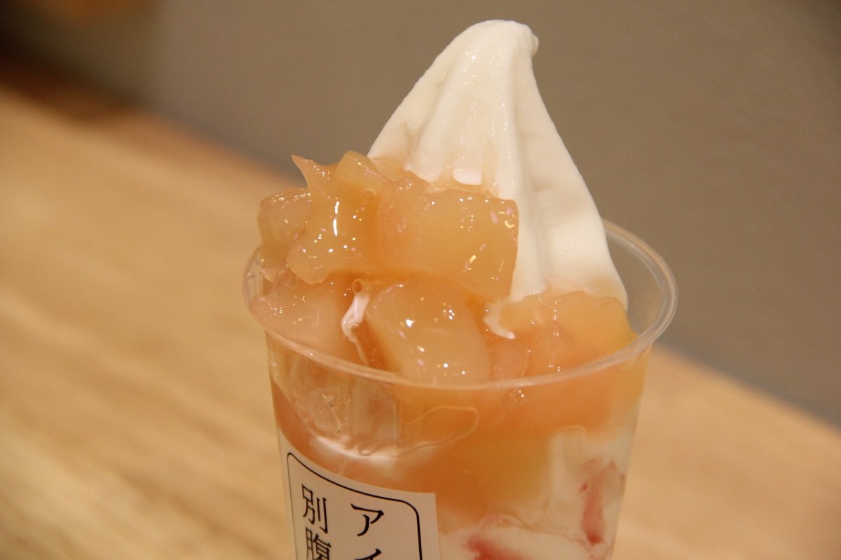 鳥取県米子市の夜パフェ専門店『アイスは別腹』で販売している「ラブピーチ」