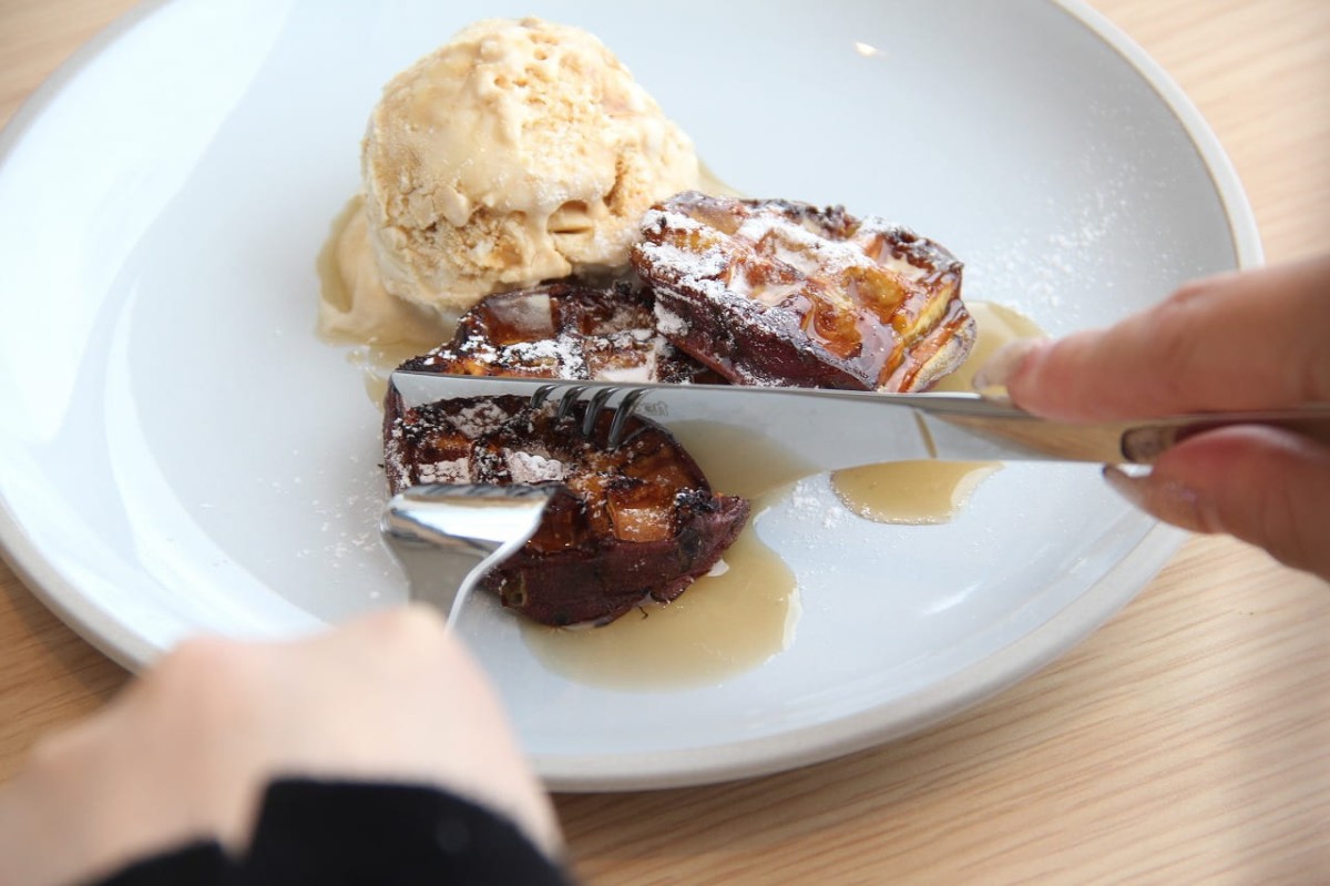 島根県出雲市にある『Caffe&amp;PizzaLOCALE』で販売している「イモッフル」