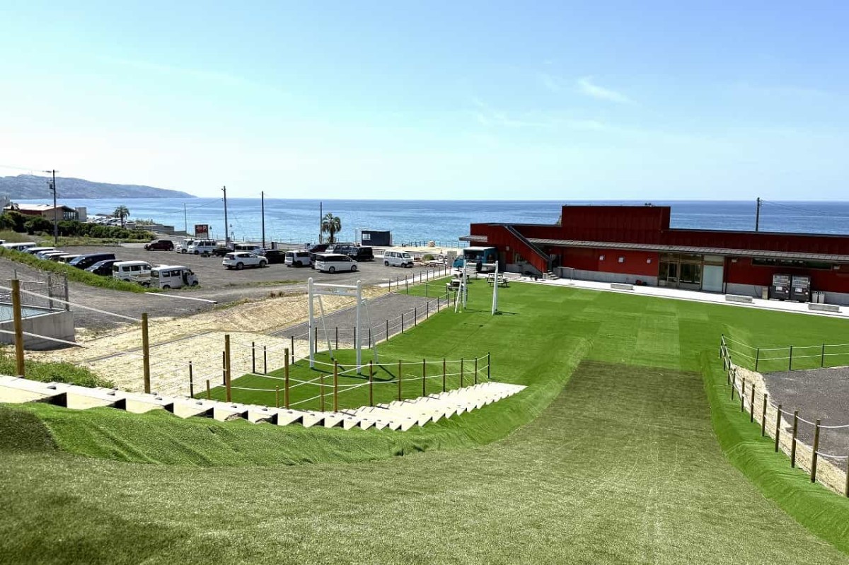 島根県出雲市にある『Caffe&amp;PizzaLOCALE』の芝スライダー