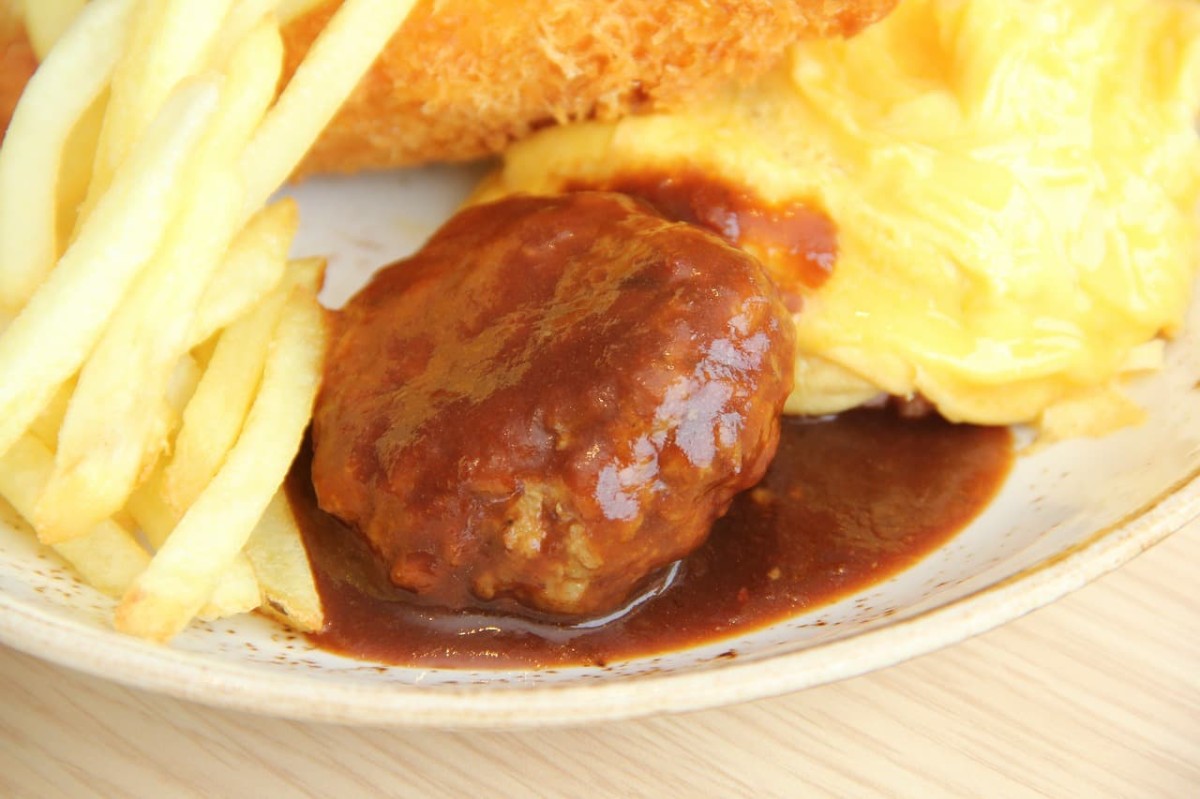 島根県出雲市にある『Caffe&amp;PizzaLOCALE』で販売している「お子様プレート」のハンバーグ