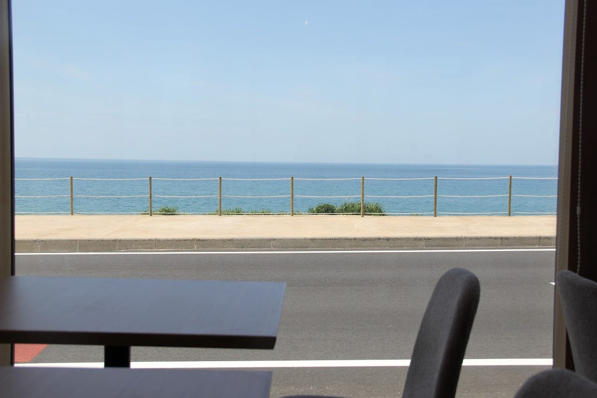 島根県出雲市にある『Caffe&amp;PizzaLOCALE』のカフェスペースから眺める日本海