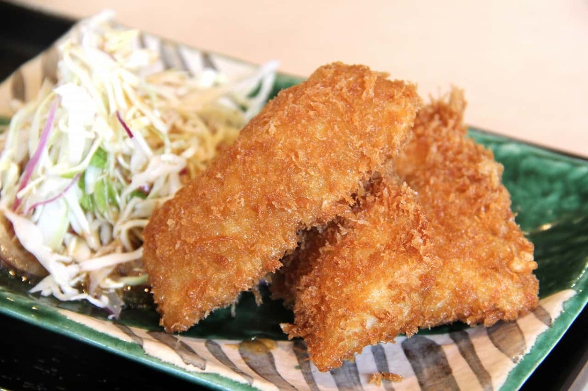 鳥取県米子市にある『お食事処甚』で販売している金曜の主菜「イカフライ」