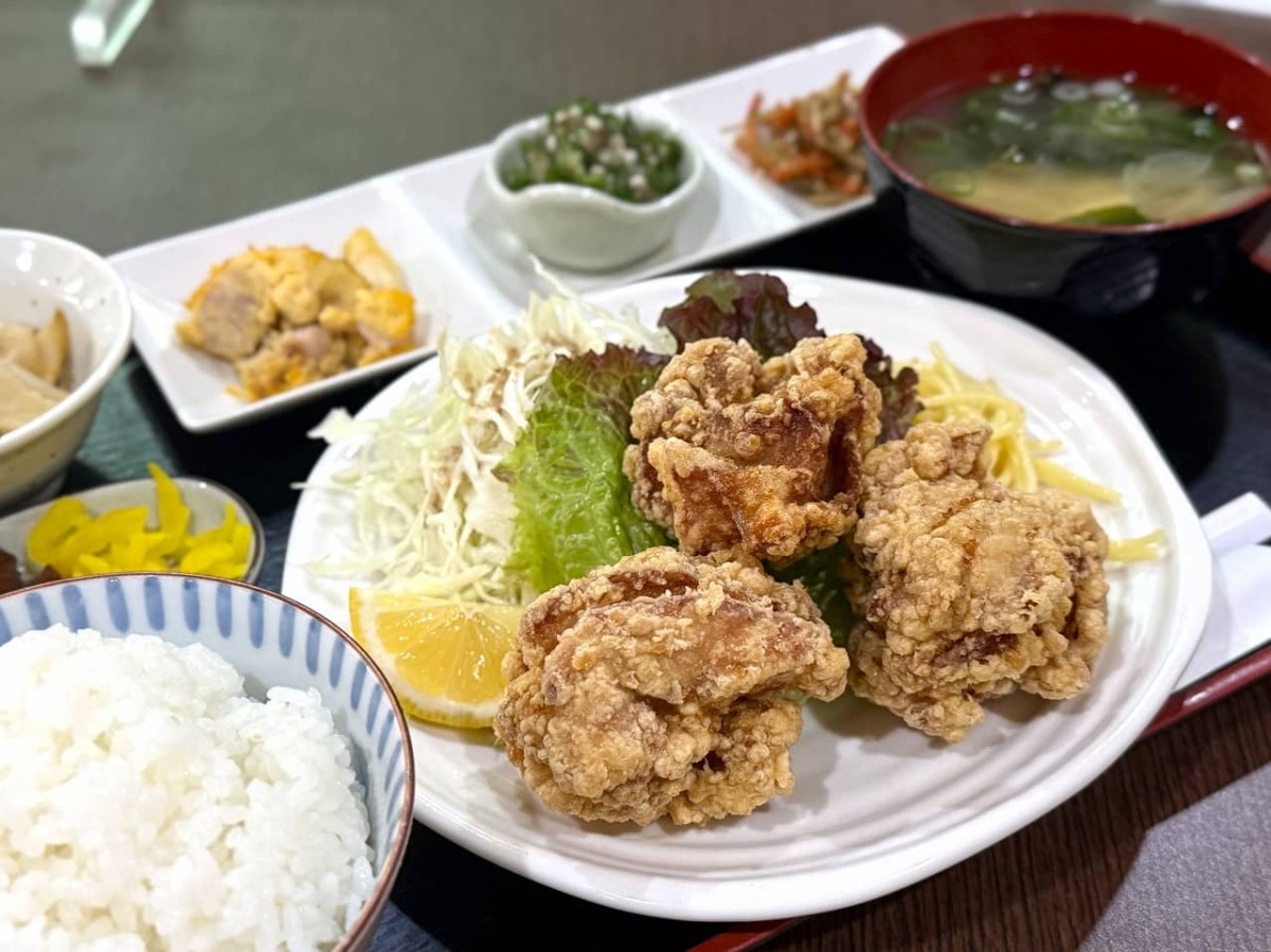 鳥取県米子市にある『花風船』で販売している「唐揚げ定食」