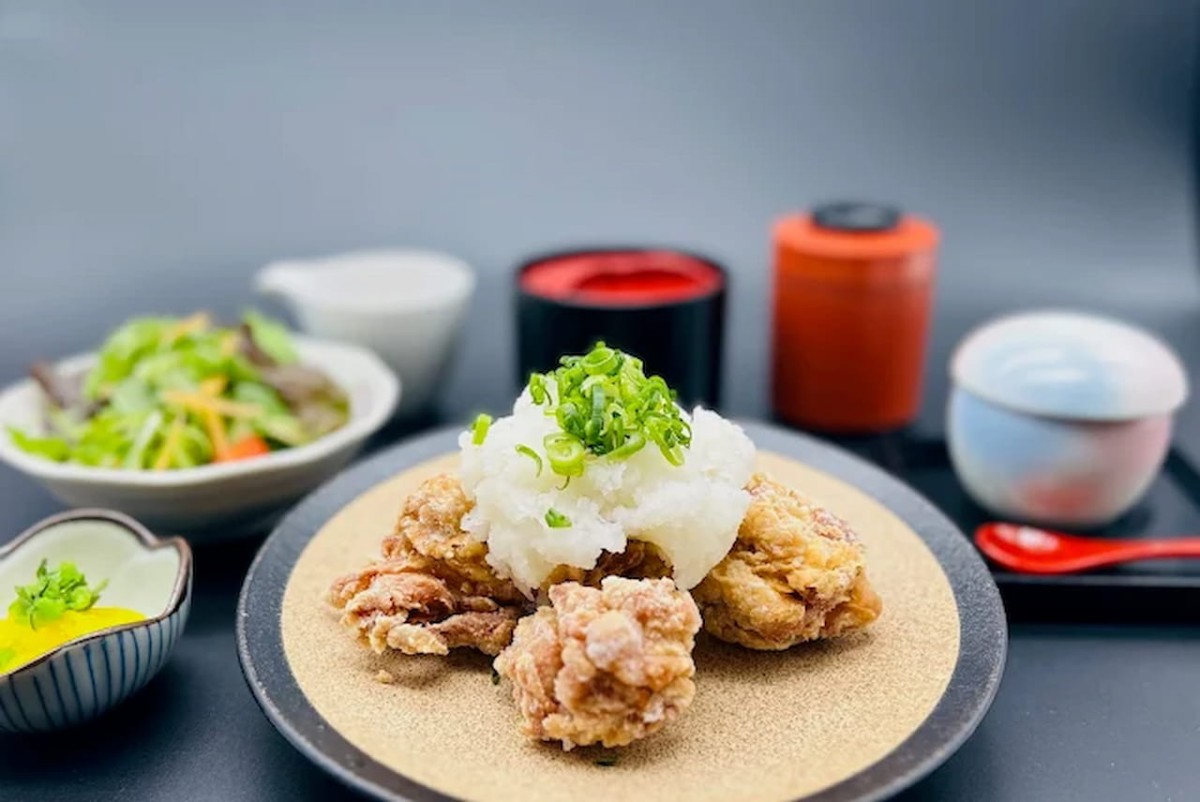 鳥取県米子市にある『海鮮れすとらん 四季庵』で販売している「国産鶏もも肉唐揚げおろしポン酢定食」