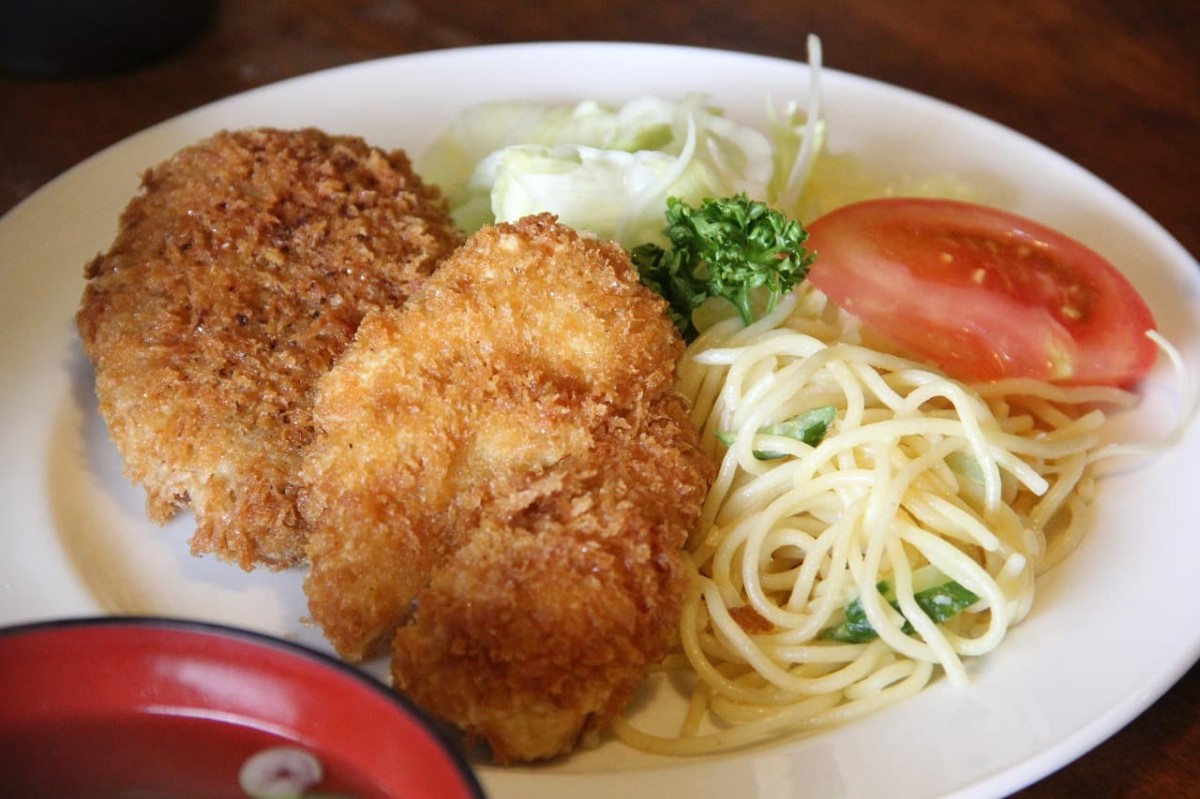 島根県松江市にある『喫茶MG』で提供している「チキンカツとコロッケのハーフ定食」