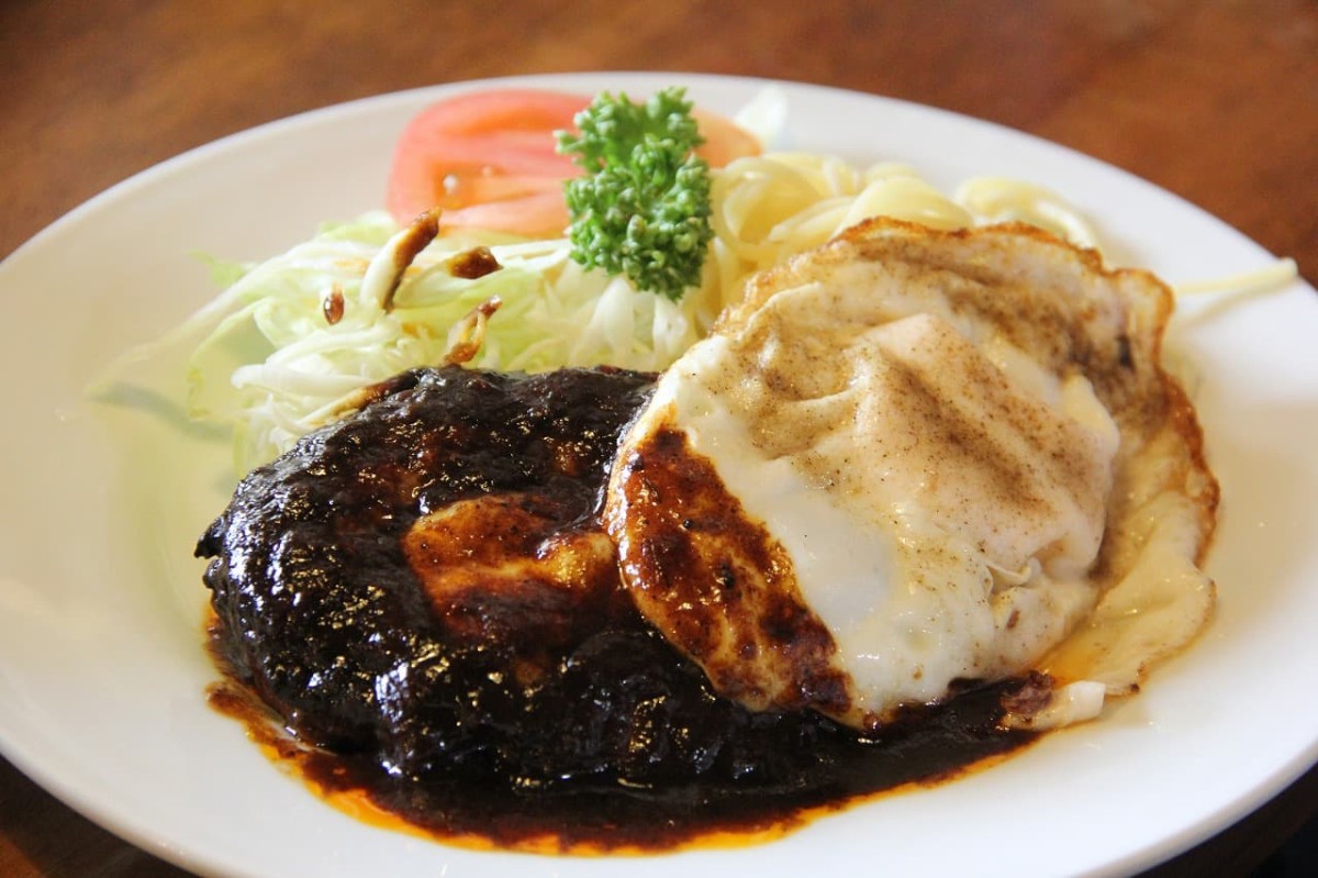 島根県松江市にある『喫茶MG』で提供している「ハンバーグ定食」