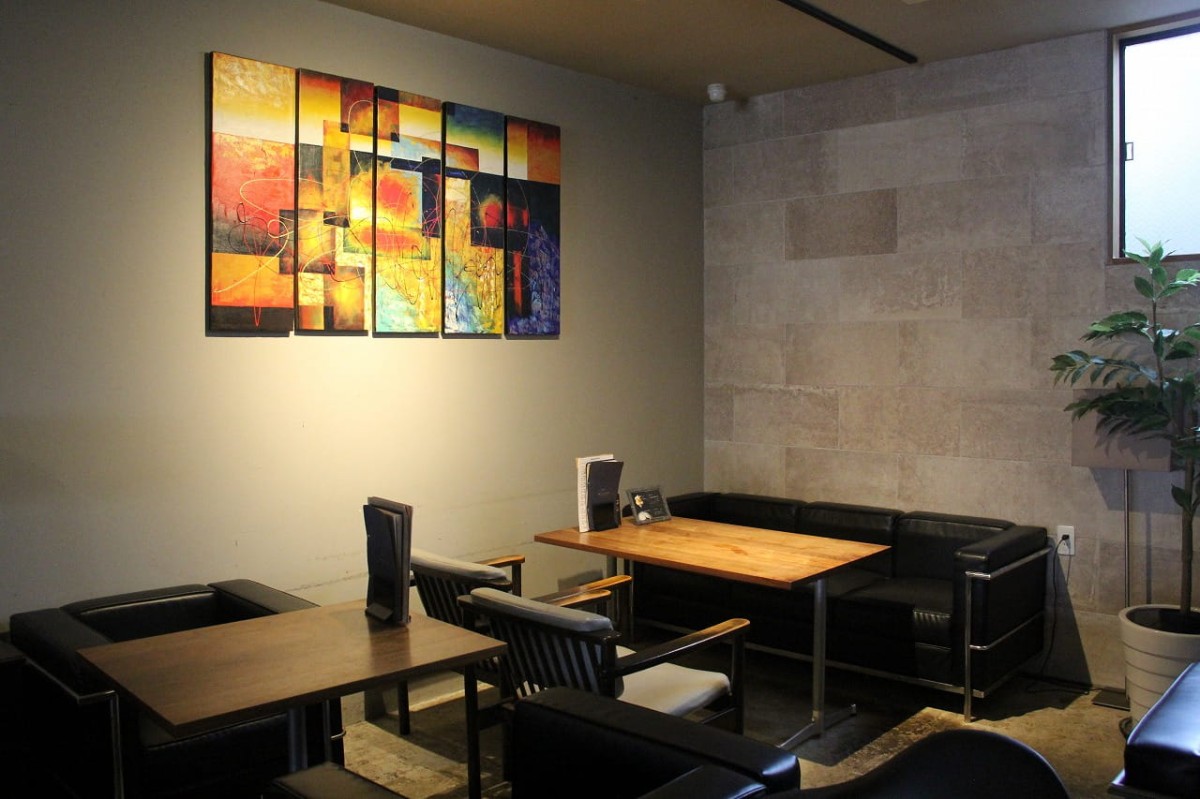 島根県出雲市にある『THE STRUCTURE HOSTEL &amp; CAFE BAR』の店内