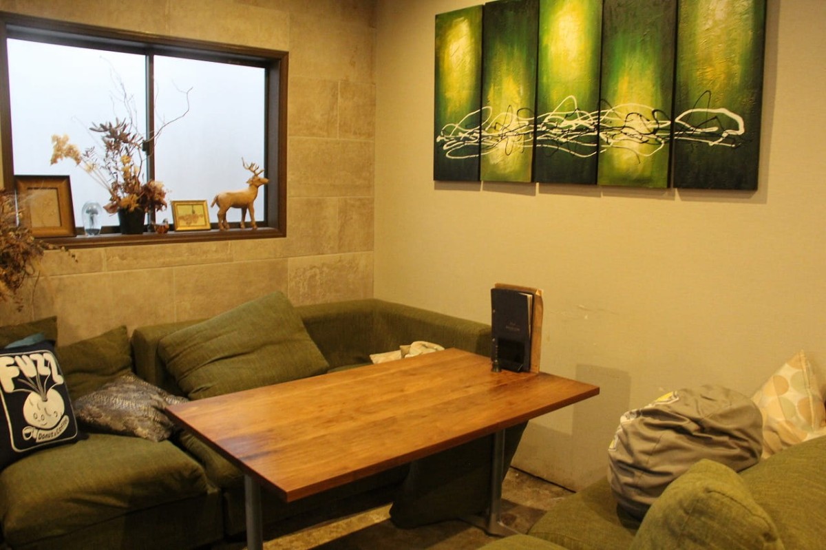 島根県出雲市にある『THE STRUCTURE HOSTEL &amp; CAFE BAR』の店内