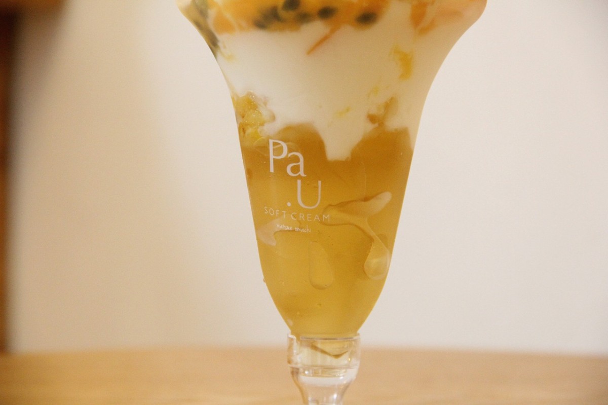 島根県松江市にある『Pa.U SOFT CREAM（パウソフトクリーム）』で販売中の「とろける南国果実の贅沢パフェ」の下層