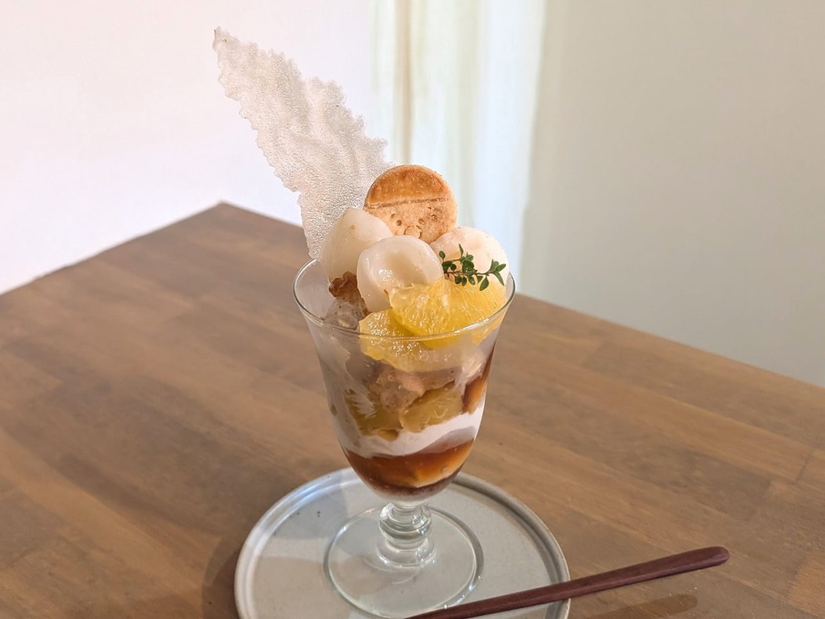 島根県松江市にある『おやつものがたりHoppe』で販売している「ライチと台湾烏龍ミルクティーの杏仁パフェ」