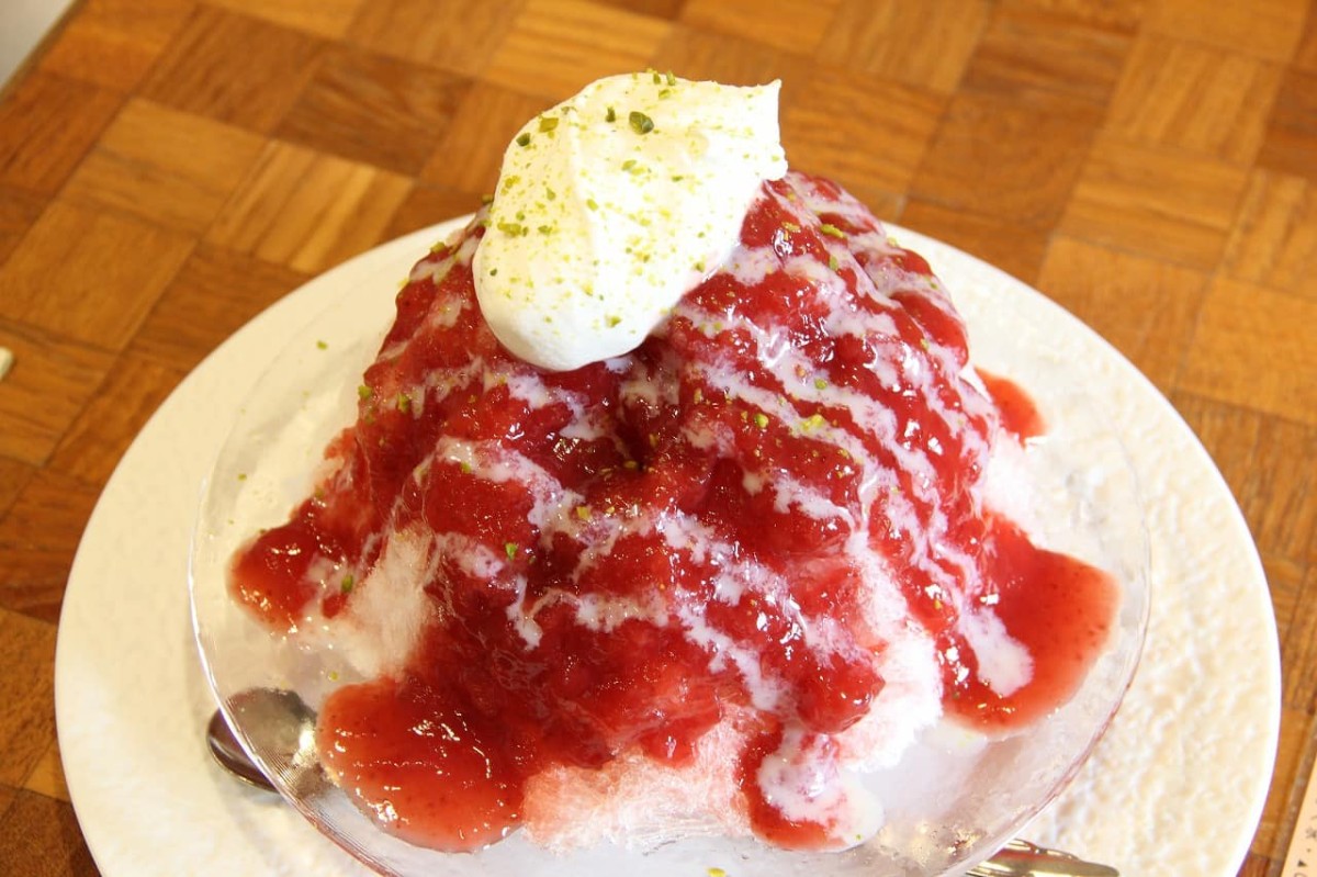 鳥取県鳥取市にある『さんかく氷』で販売している「いちご氷」