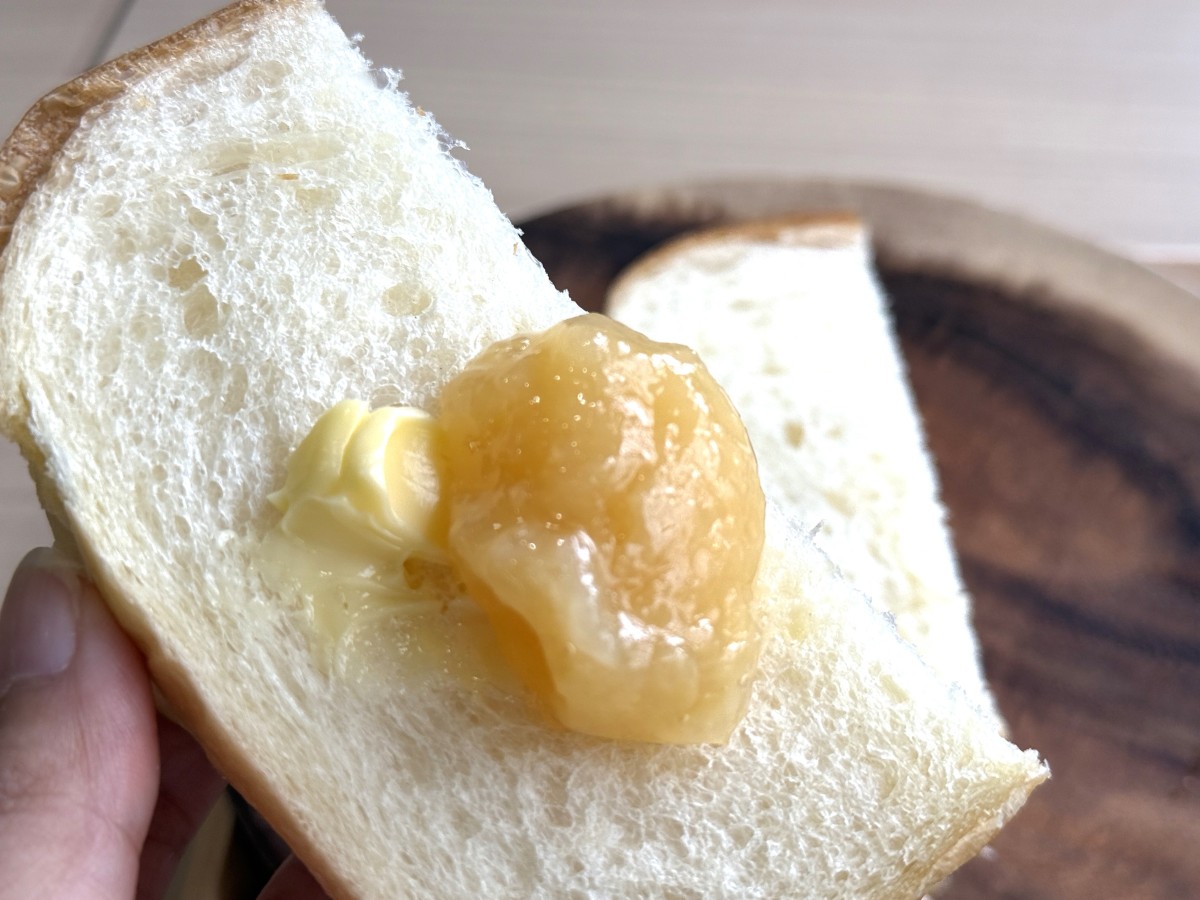 島根県雲南市にあるパンと雑貨『kinoca』で販売している「今週のトーストランチ」の食パンにジャムとバターを塗った様子