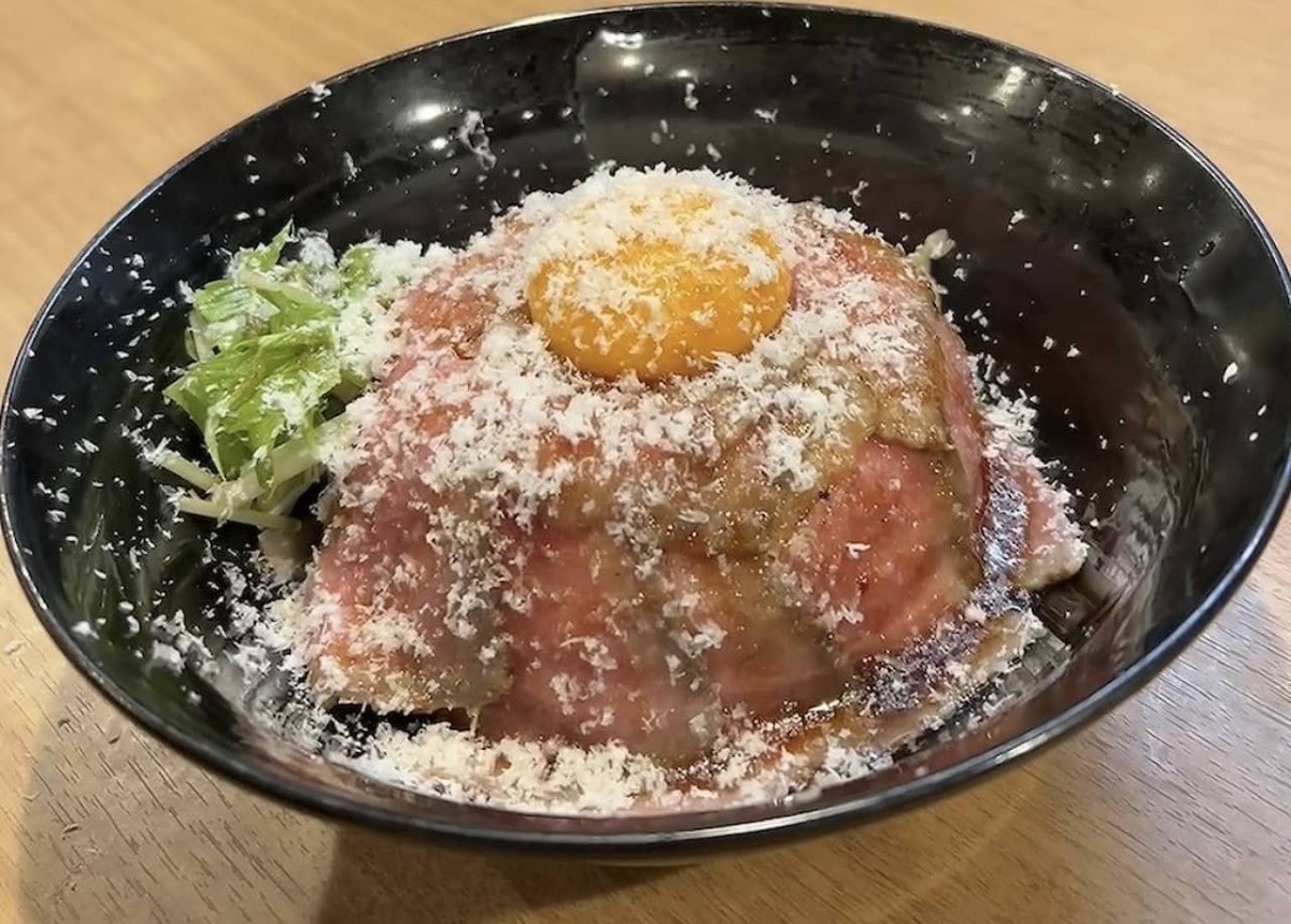 鳥取県米子市にある『Casual Dining FUNP』で販売している「鳥取和牛とろける極みチーズ肉めし」