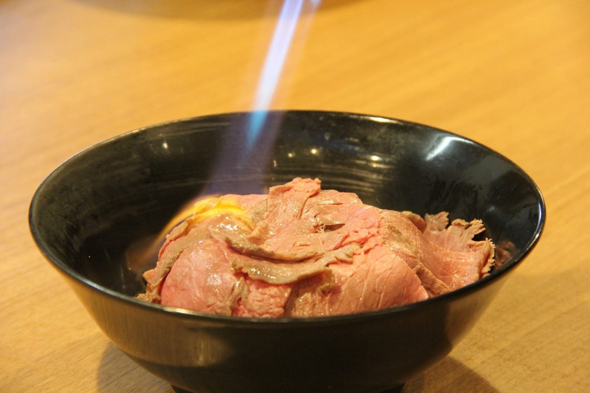 鳥取県米子市にある『Casual Dining FUNP』で販売している「国産牛 炙り贅沢肉めし」を調理する様子