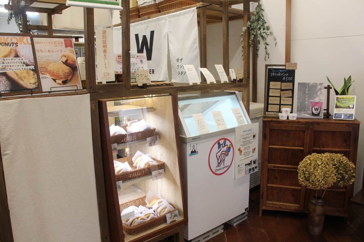 島根県松江市にある『theWONDERstand』と『100日だけの遅刻でドーナツ』の店内