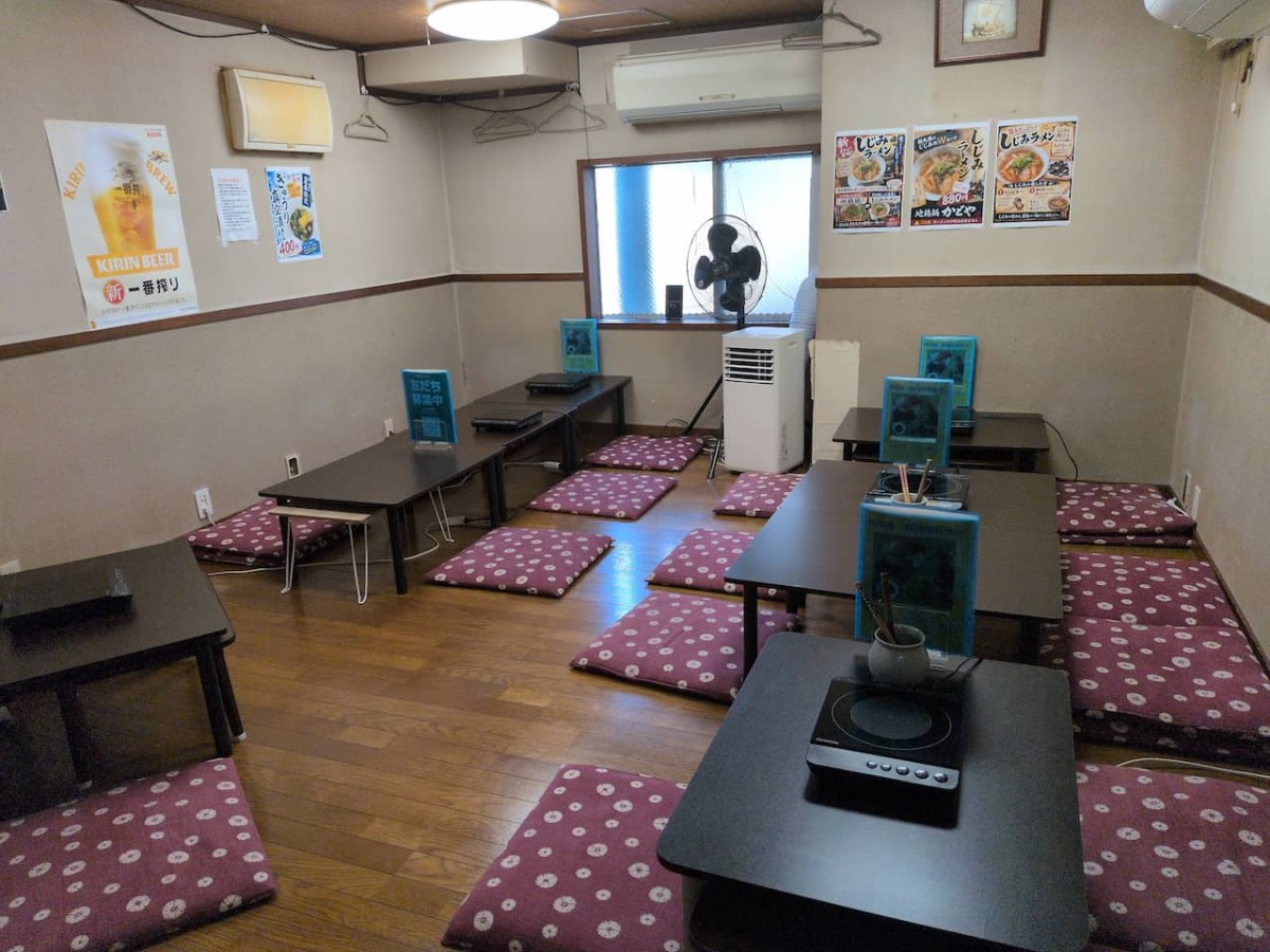 島根県松江市にある鶏料理専門店『かどや』の店内
