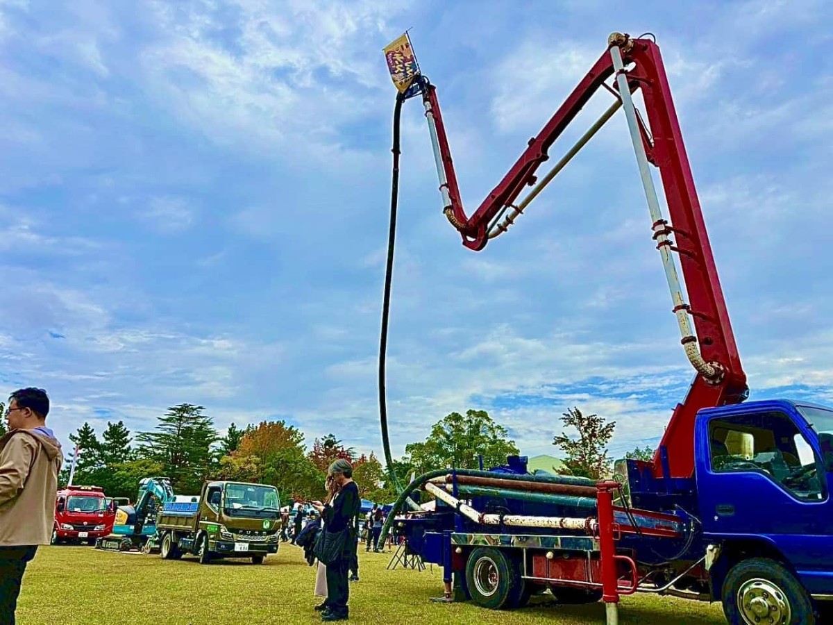 鳥取県米子市にある『おぼれるチーズフェス×がいな日曜市』でみられるショベルカー