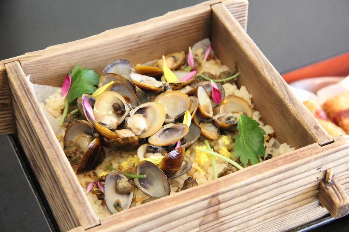 島根県松江市にある『日本料理 松江 和らく』で販売している「宍道湖しじみ雛貝めし」