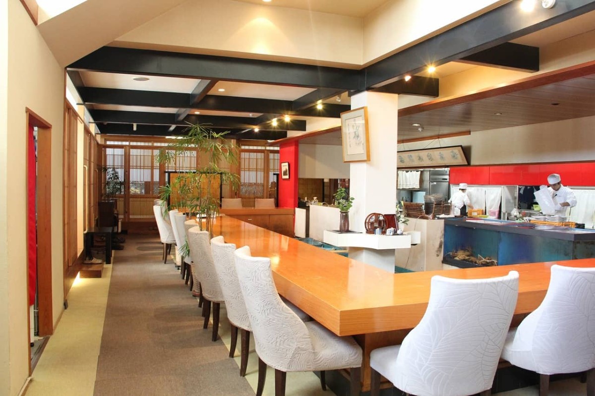 島根県松江市にある『日本料理 松江 和らく』の店内