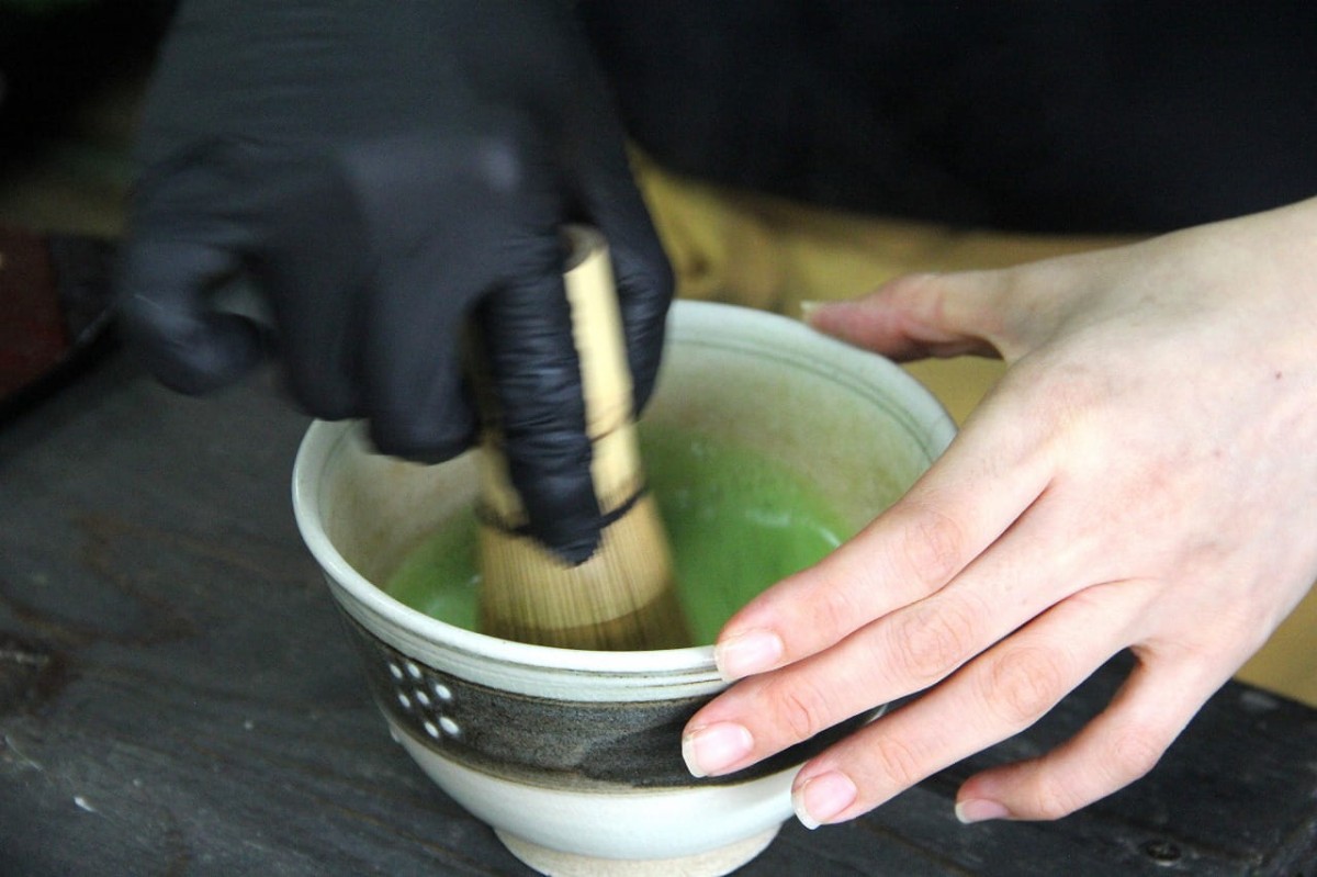 鳥取県米子市にある『NAGACHA Café 1801』で抹茶をたてる様子