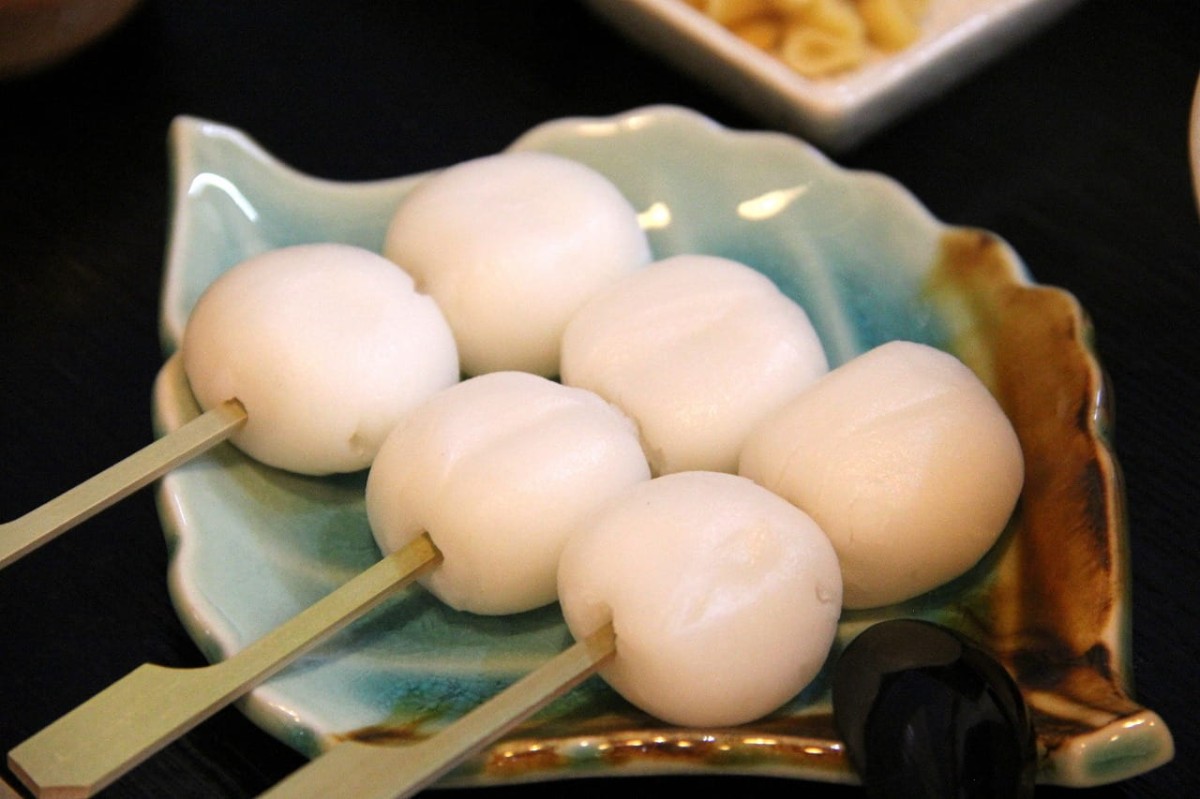 鳥取県米子市にある『NAGACHA Café 1801』で販売している「炭火焼きだんご」の団子