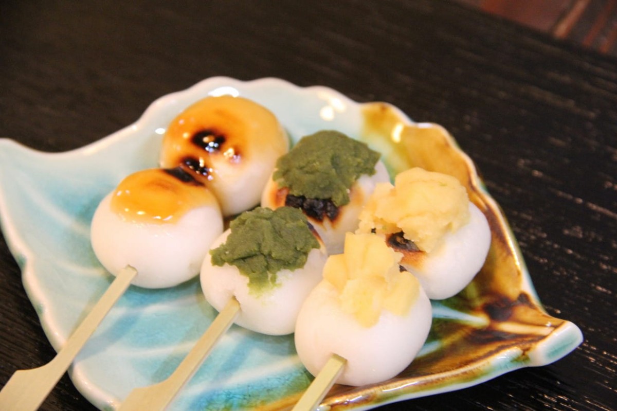 鳥取県米子市にある『NAGACHA Café 1801』で販売している「炭火焼きだんご」
