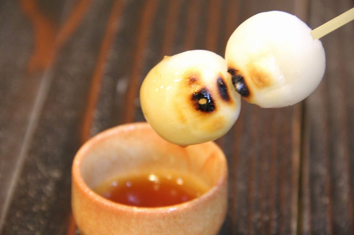 鳥取県米子市にある『NAGACHA Café 1801』で販売している「炭火焼きだんご」