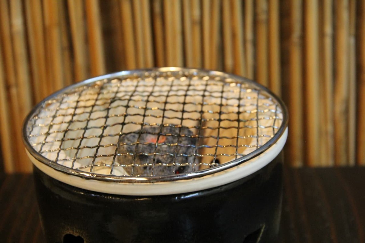 鳥取県米子市にある『NAGACHA Café 1801』で販売している「炭火焼きだんご」で使う七輪
